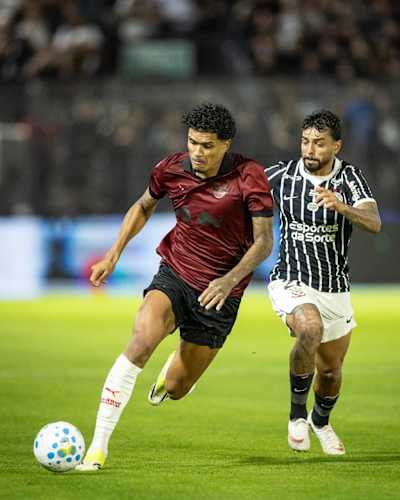 Lucas Barbosa em disputa de bola na 22ª rodada do Brasileiro