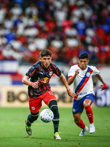 Nacho Sosa tenta se livrar da marcação do Bahia