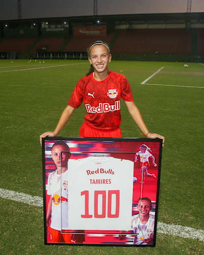 Lateral-direita Tamires recebe homenagem de 100 jogos pelas Bragantinas