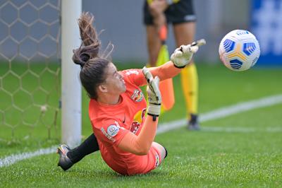 Karol Alves defendeu um pênalti na final do Brasileiro Feminino A2 de 2021