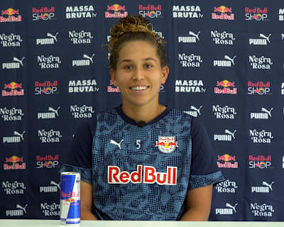 Laura Valverde em coletiva, no CT Amoreiras, em abril de 2026