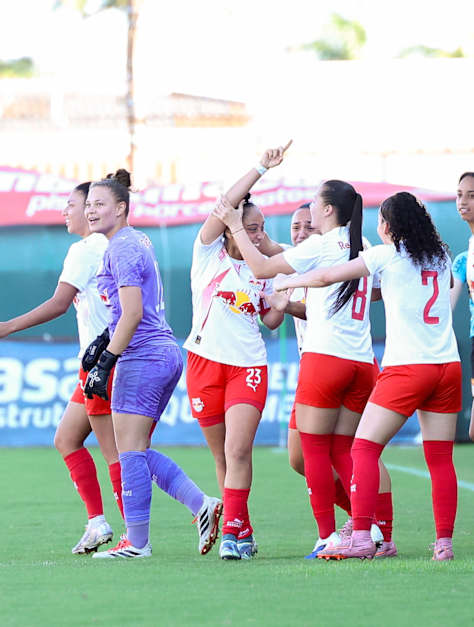 Lorenza comemora o gol da vitória das Bragantinas diante do Corinthians