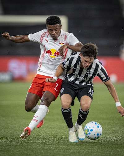 Eric Ramires em disputa de bola pela 27ª rodada do Brasileirão 2026