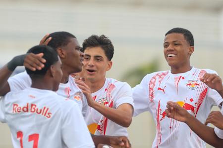Filipinho, Victor Gabriel, Yuri Leles e Marquinhos comemoram gol do Braga