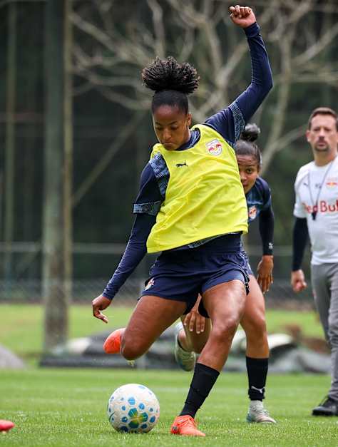 Lurdinha em treinamento no CT das Bragantinas, em Extrema