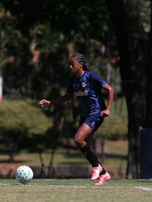 Lurdinha veste a camisa 31 das Bragantinas