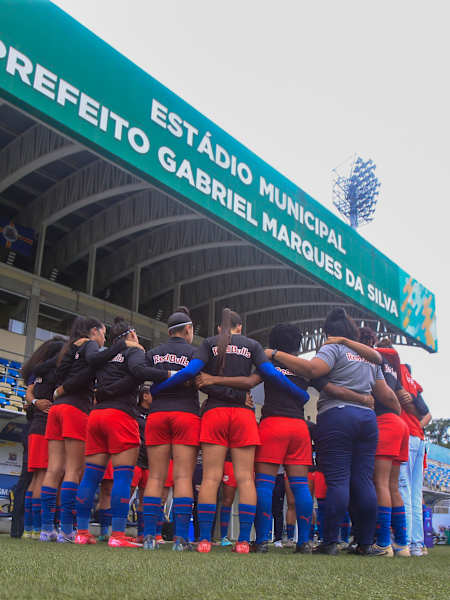 Bragantinas em momento de conversa antes do início da partida