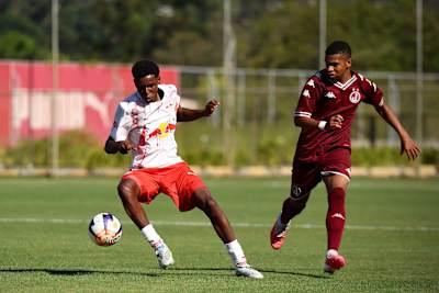 Emanuel em disputa pela volta das oitavas de final do Paulista Sub-17 2026