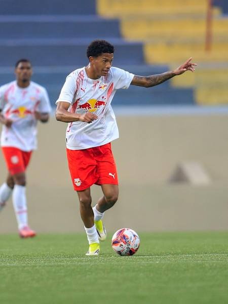 Meio-campista Léo Bahia em ação pelo Braga sub-20