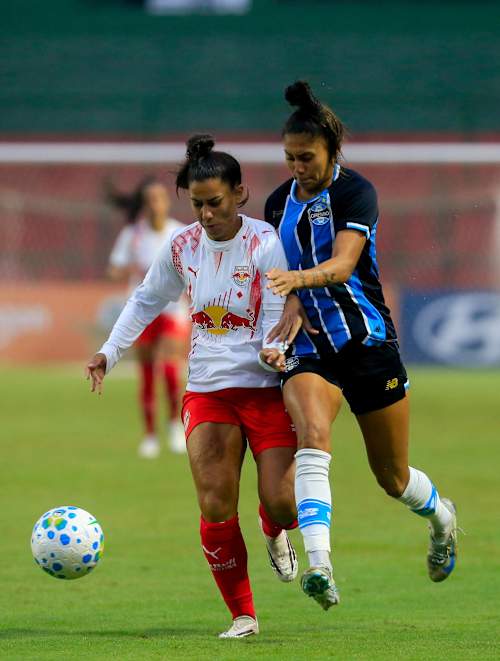 Mineira em disputa de bola com a adversária no duelo diante do Grêmio