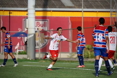 Pedro Barboza comemorando seu gol nas quartas do Brasileiro Sub-17 2026
