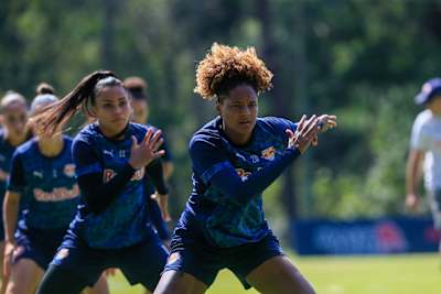 Zagueira Camila Ambrozio em treinamento no CT Amoreiras, em Extrema