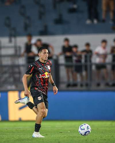 Davi Gomes em campo pelo Brasileirão 2025, diante do Fluminense, no Cícero