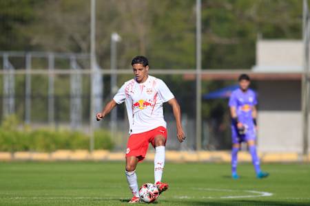 Lucas Rosa, zagueiro do Braga, em ação no CPD pela equipe sub-17