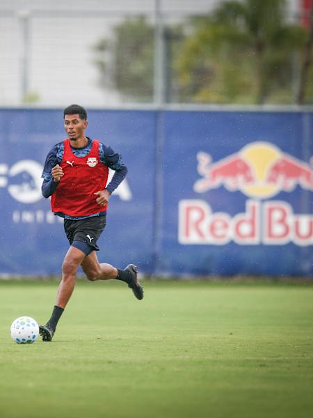 Zagueiro Alix Vinicius durante treino no CPD, em Atibaia