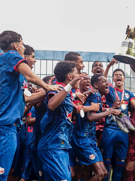 Sub-17 do Braga comemorando o título da Copa Ibrachina 2026