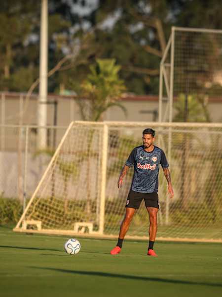 Zagueiro Pedro Henrique durante treino no CPD, em Atibaia