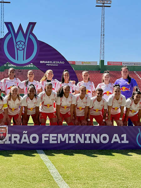 Bragantinas posicionadas para a foto oficial antes do duelo diante do Mixto