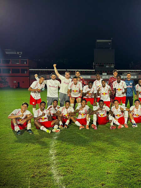 Braga sub-20 vibra no gramado do Barradão após triunfo sobre o Vitória-BA