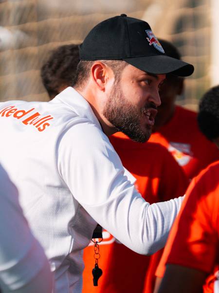 Técnico da equipe sub-15, Rafael Monzem orienta o time em treino no CPD