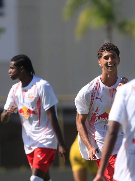 Arthur Diniz comemora seu gol na vitória sobre o DS Sports, pelo Paulista