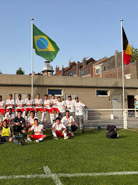 Massa Bruta sub-16 comemorando a classificação no Tournoi U17, na França
