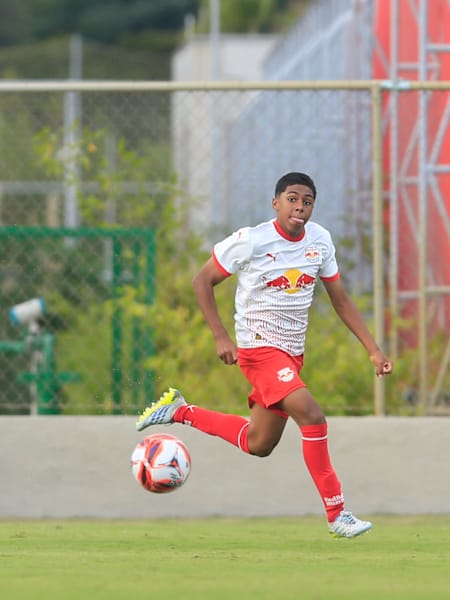 Dereck, atacante do Braga sub-15, avança em velocidade no gramado do CPD