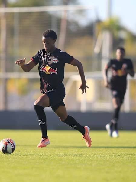 Lima, capitão da equipe sub-20, em ação no campo do CPD