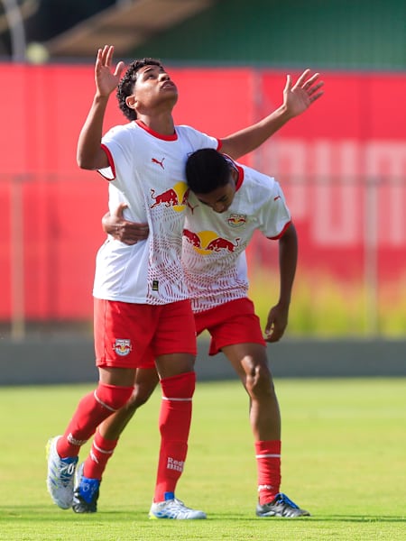 Gui Souza e João Purcino comemorando um gol do Braga sub-15 no CPD