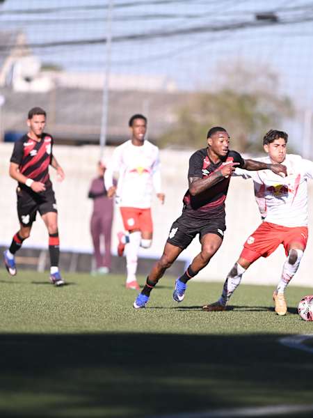 Ezequiel Gonzalez disputa bola com jogador do Athletico-PR