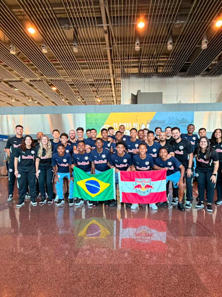 Delegação do Red Bull Bragantino sub-15 rumo a Salzburg, na Áustria