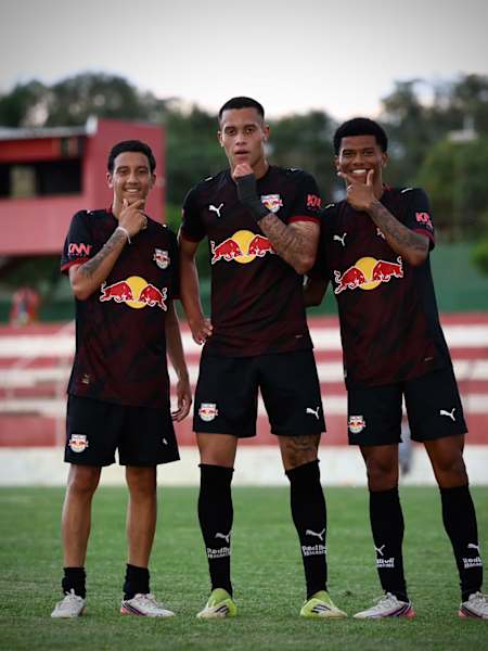 Jhuan Nunes (no centro) anotou um hat-trick e deu duas assistências no jogo