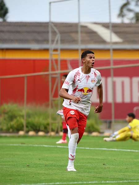 Reinaldo comemora o gol que abriu o marcador para o Braga no CPD