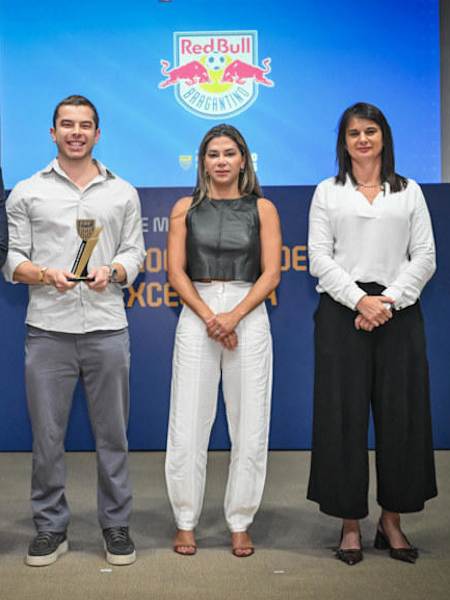 guilherme-macedo-recebe-o-trofu-pelo-red-bull-bragantino-na-pex-2026-foto-diego-soaresagpaulisto