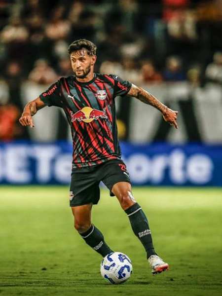 lateral-juninho-capixaba-em-campo-pelo-braga-foto-ari-ferreirared-bull-bragantino