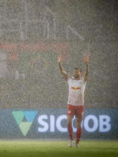 de-falta-juninho-capixaba-marcou-o-gol-do-red-bull-bragantino-na-partida-marcada-por-muita-chuva-foto-ari-ferreirared-bull-bragantino