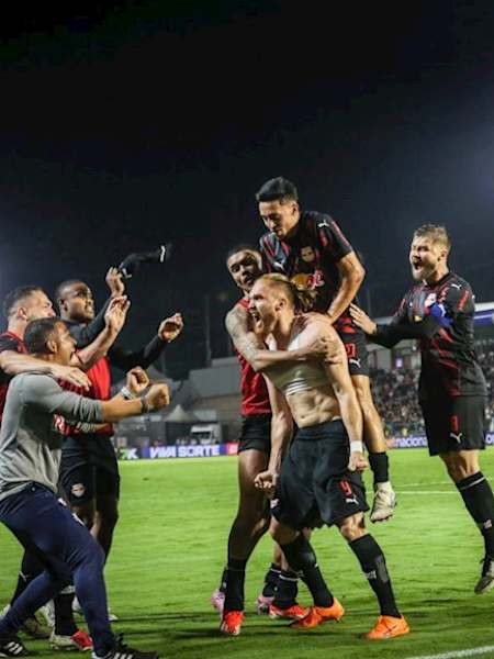 pitta-e-o-elenco-comemorando-o-gol-da-vitria-diante-do-corinthians-no-segundo-turno-do-brasileiro-foto-ari-ferreirared-bull-bragantino