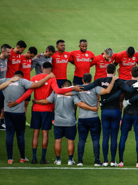 elenco-e-comisso-reunidos-em-um-dos-campos-do-centro-de-performance--desenvolvimento-antes-de-um-treino-foto-ari-ferreirared-bull-bragantino