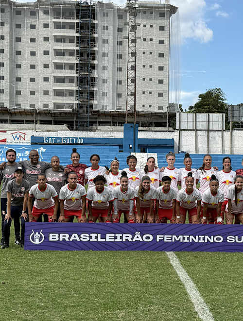 Bragantinas perfiladas antes da bola rolar no Joaquinzão, em Taubaté