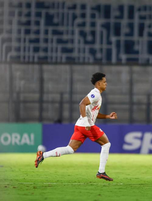 Vanderlan no retorno, após o tratamento da MAV, contra o Carabobo