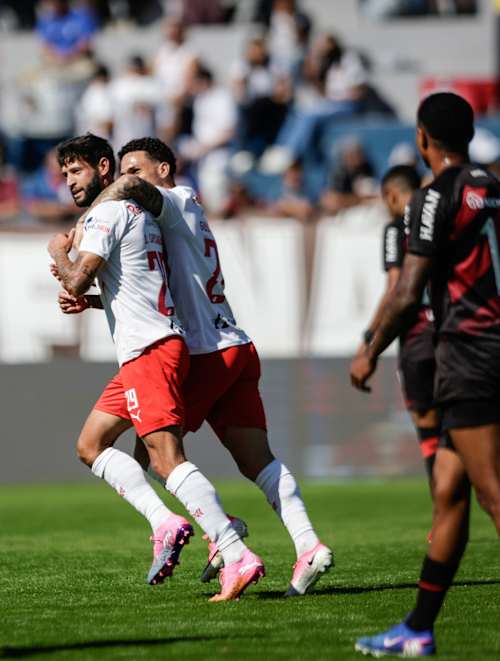 Juninho Capixaba comemorando seu gol na partida